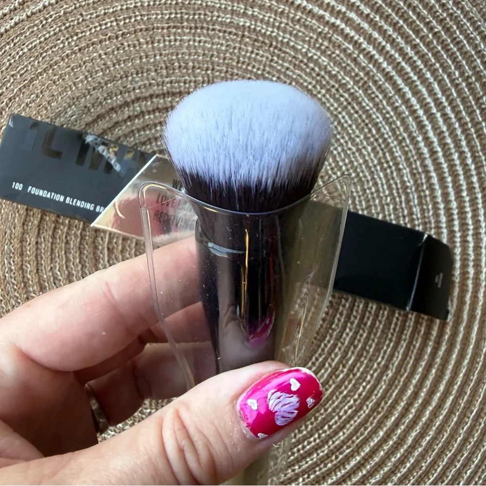 NEW - IL MAKIAGE - FOUNDATION BLENDING BRUSH #100 - BEST SELLING!